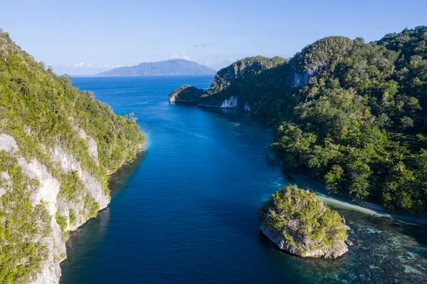 インドネシアのラジャアンパットの石灰岩の島々の間の狭い水路の風 この美しい地域は世界の海洋生物多様性の中心地と考えられています — ストック写真