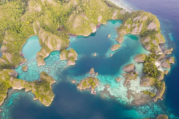 Las Robustas Islas Piedra Caliza Surgen Del Sereno Paisaje Marino —  Fotos de Stock