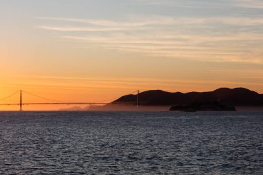 Marin 'i California' daki San Francisco 'ya bağlayan Golden Gate Köprüsü üzerinde sakin bir alacakaranlık çöker. Oakland ve San Jose de dahil olmak üzere bu batı kıyısı kentsel alanı yaklaşık 8 milyon insana ev sahipliği yapıyor..