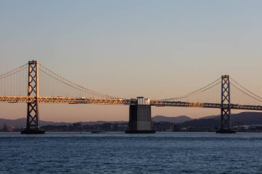 Oakland 'ı California' daki San Francisco 'ya bağlayan Bay Bridge üzerinde sakin bir alacakaranlık çöker. Oakland ve San Jose de dahil olmak üzere bu batı kıyısı kentsel alanı yaklaşık 8 milyon insana ev sahipliği yapıyor..