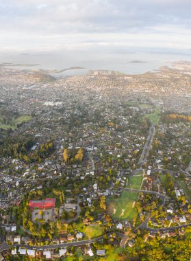 Sabahın erken saatleri Kuzey Kaliforniya 'daki San Francisco Körfezi' nde ve Doğu Körfezi 'nde parlar. Batı kıyısının bu bölgesi yoğun nüfusa sahiptir ama Tahoe Gölü ve Yosemite Ulusal Parkı 'ndan çok uzak değildir..