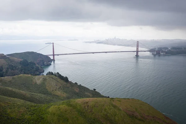 Při Pohledu Marin Headlands Golden Gate Bridge Spojuje Marin Krásným — Stock fotografie