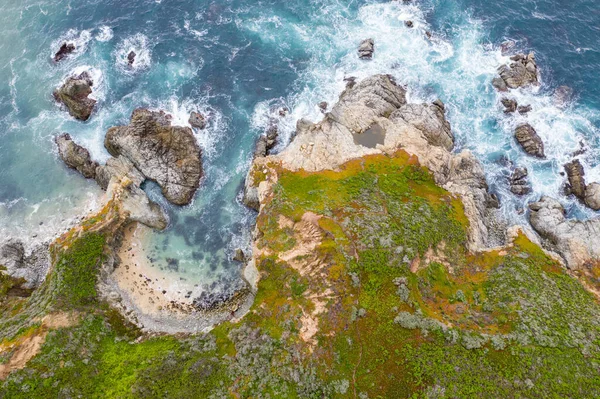 Pasifik Okyanusu Kuzey Kaliforniya Manzaralı Bir Kıyı Şeridine Karşı Durmaksızın — Stok fotoğraf
