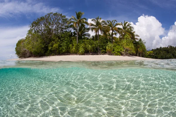 Água Morna Límpida Banha Uma Ilha Tropical Idílica Raja Ampat — Fotografia de Stock