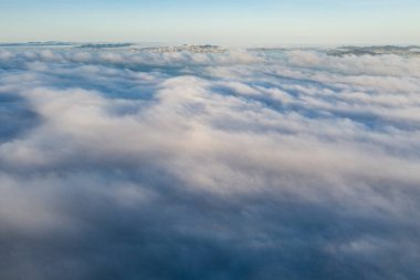 Gün doğumu, San Francisco Körfezi 'nin tamamını kaplayan deniz katmanını aydınlatır. Sisli deniz tabakası, bu bölgede neredeyse her gün meydana gelen iklimsel bir olgudur..