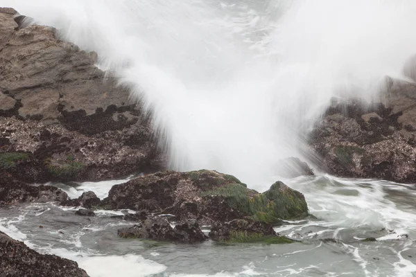 Потужні Хвилі Безперестанку Розбиваються Скелясте Узбережжя Північної Каліфорнії Цей Прекрасний — стокове фото