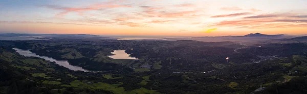 Zonsopgang Begroet Rustige Groene Heuvels Van Oostelijke Baai Regio Van — Stockfoto