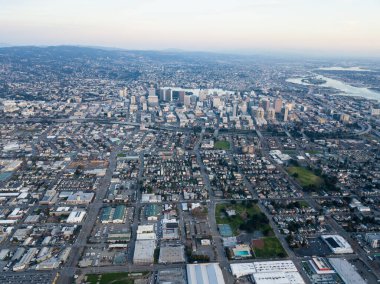 1852 yılında kurulan Oakland şehri, Kaliforniya 'nın en kalabalık sekizinci şehridir ve önemli bir liman ve ticaret merkezi olarak hizmet vermektedir. San Francisco körfezinin hemen karşısında..