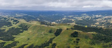 San Francisco Körfezi 'nin doğusunda bulunan güzel tepeler ve vadiler boyunca patikalar daha dolambaçlı. Kaliforniya 'nın bu güzel bölgesi kışın yeşil yazın ve sonbaharda altın rengidir..