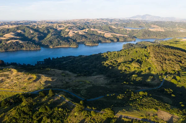 Final Tarde Luz Del Sol Ilumina Las Hermosas Colinas Embalse —  Fotos de Stock