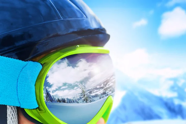 Primer Plano Las Gafas Esquí Hombre Con Reflejo Las Montañas