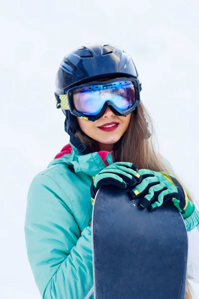 Zblízka portrétní snowboardista v Karpatských horách, Bukovel snowboardista. Pohoří v lyžařské masce. — Stock fotografie