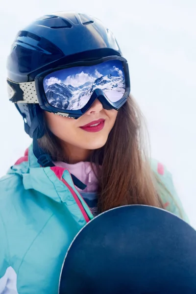 Közelről snowboardos Kárpátokban, Bukovel snowboardos portréja. A hegység tükröződik a sí-maszk. — Stock Fotó