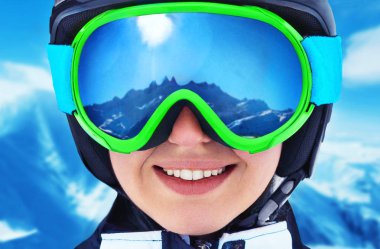 Yüzünde maske olan kız. Genç kadın kafa üstü bir kar maskesi giyiyor. Kış sporları