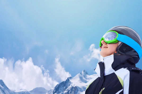 Una imagen con un retrato de una snowboarder femenina con casco y máscara con reflejo de los Alpes nevados sobre el fondo de un winte de nieve —  Fotos de Stock
