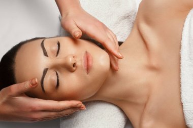 Spa Salon.Spa vücut genç güzel kadın portresi Masaj tedavi ve Skincare.Leisure. Massage.Facial tedavi yüz. Kozmetik