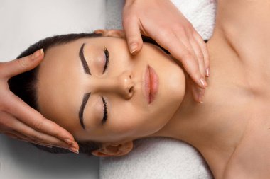 Masör yapıyor kadın Spa salonda baş masajı