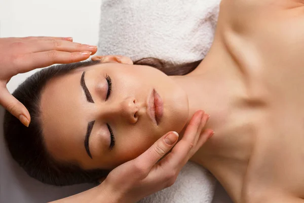 Massage du visage. Gros plan d'une jeune femme recevant un traitement spa — Photo