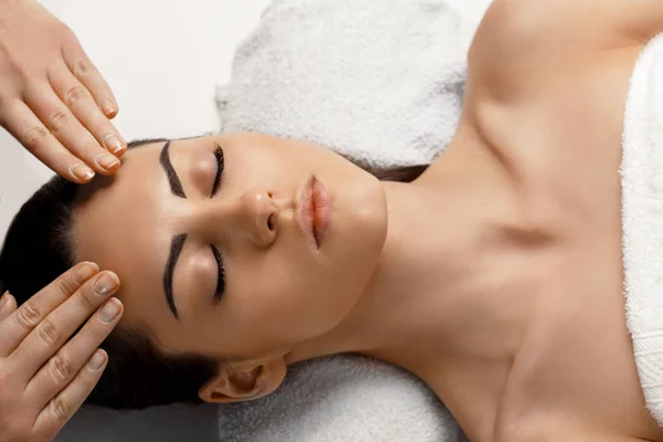 Masaje facial. Primer plano de una joven mujer recibiendo tratamiento de spa — Foto de Stock