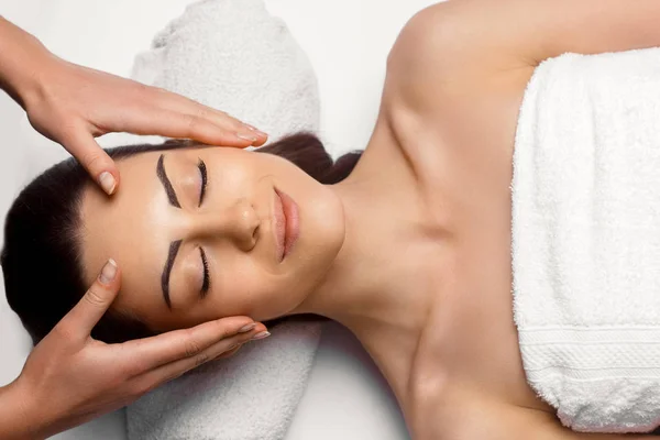 Porträtt av ung vacker kvinna i Spa Salon.Spa kropp Massage behandling och Skincare.Leisure. Inför Massage.Facial behandling. Kosmetologi — Stockfoto