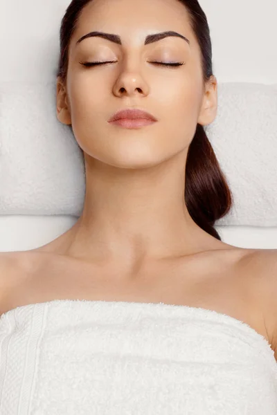 Porträtt av ung vacker kvinna i Spa Salon.Spa kropp Massage behandling och Skincare.Leisure. Inför Massage Female.Facial behandling. Kosmetologi. Body care flickans. — Stockfoto