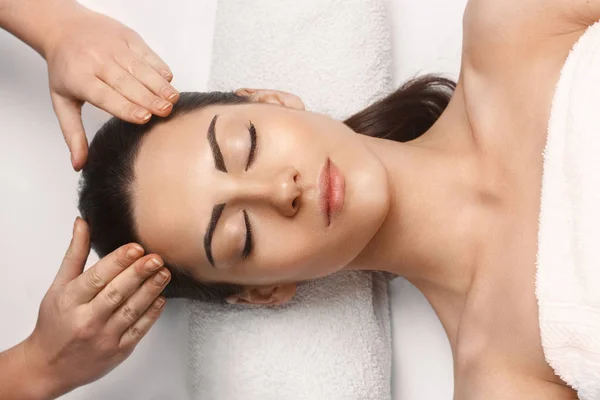Massage du visage. Gros plan de la jeune femme recevant un traitement de massage spa au salon de beauté spa. Soins de beauté du visage. Cosmétologie. — Photo