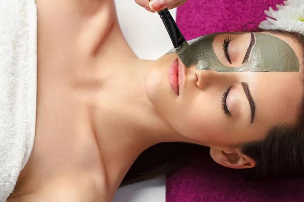 Femme avec masque facial en argile dans un spa de beauté. Soins de la peau. Beauty Co. — Photo