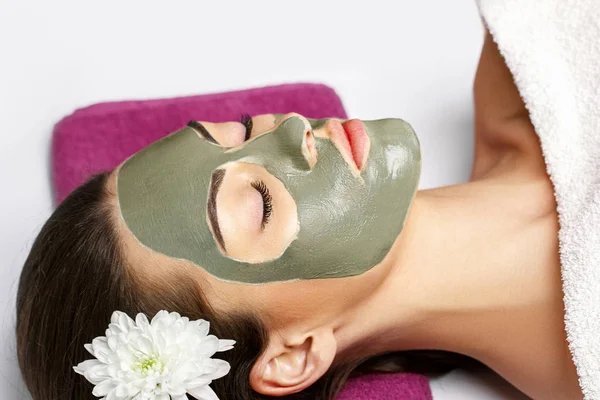 Femme avec masque facial en argile dans un spa de beauté. Soins de la peau. Beauté Conc — Photo