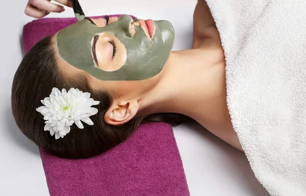 Mascarilla de descamación facial, tratamiento de belleza spa, cuidado de la piel. Mujer consiguiendo — Foto de Stock