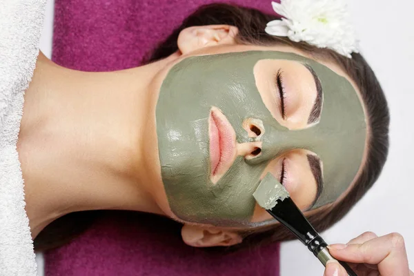 Spa Mulher aplicando máscara de argila facial. Tratamentos de beleza. Close-up — Fotografia de Stock
