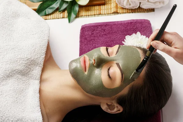 Wanita dengan masker tanah liat di spa kecantikan. Skincare. Beauty Co — Stok Foto