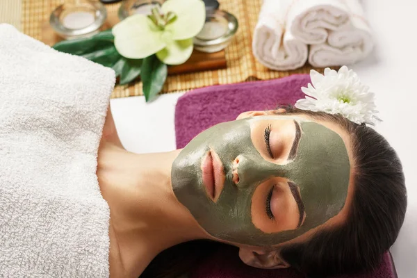 Gezicht peeling masker, schoonheidskuur, huidverzorging. Vrouw krijgt — Stockfoto