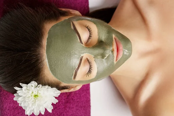 Vrouw Met Klei Masker Schoonheid Wellness Huidverzorging Beauty Concept Close — Stockfoto