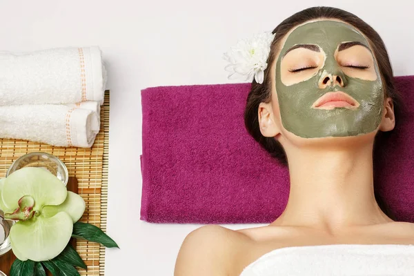 Mujer con máscara facial de arcilla en spa de belleza. Cuidado de la piel. Belleza Co — Foto de Stock