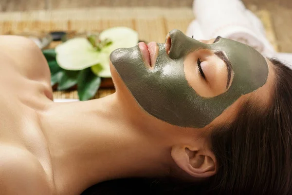 Masque d'argile spa. Femme avec masque facial en argile dans un spa de beauté. Peau — Photo