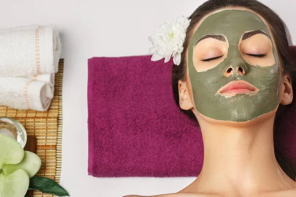 Wanita Dengan Masker Tanah Liat Spa Kecantikan Skincare Konsep Kecantikan — Stok Foto
