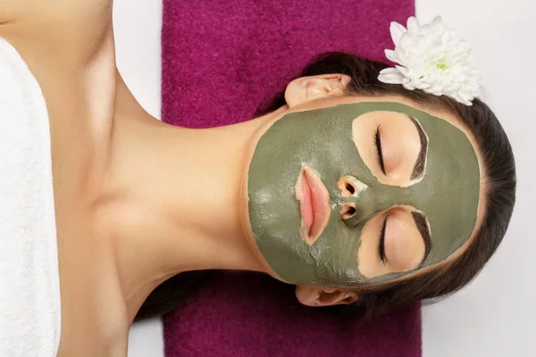 Mujer con máscara facial de arcilla en spa de belleza. Cuidado de la piel. Belleza Co —  Fotos de Stock