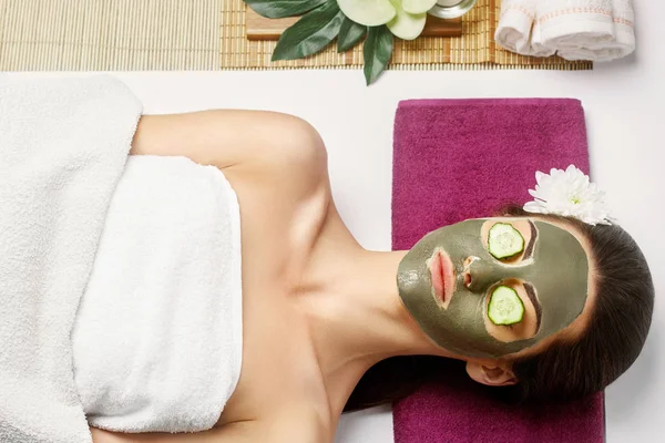 Spa Clay Mask. Wanita dengan masker wajah tanah liat dan mentimun pada mata — Stok Foto