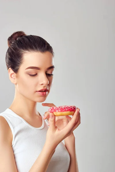 Close Portret Głodnej Dziewczyny Jedzącej Pączki Izolowane Białym Tle Brunetka — Zdjęcie stockowe