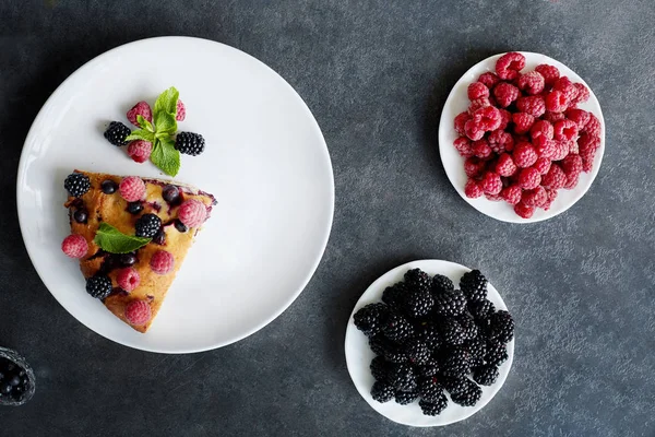 Trozo Pastel Con Arándanos Frambuesa Menta Para Postre Plato Blanco —  Fotos de Stock