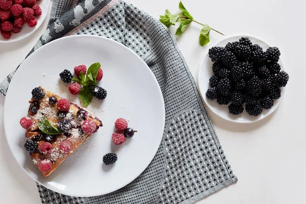 Pezzo Torta Con Mirtilli Lampone Menta Dessert Piatto Bianco Pezzi — Foto Stock