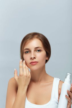 Temiz Taze Ciltile Güzel Genç Kadın. Yüz bakımı. Yüz bakımı. Kozmetoloji, güzellik ve spa.