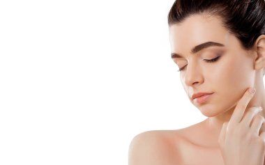 Güzel genç kadın temiz taze cilt ile kendi yüz dokun. Kozmetik, güzellik ve spa.