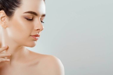 Güzellik ve Spa kavramı. Güzel genç kadın temiz taze cilt ile değmek kendi yüz ve Smiling.Facial tedavi. Kız erkek doğal Makeup.Cosmetology ile.