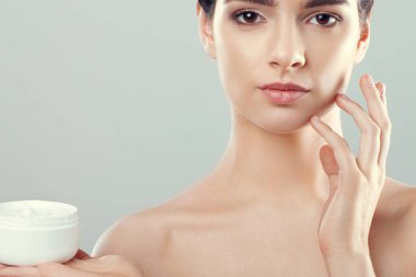 Temiz cilt şişe tutan Skincare.Beautiful genç kadın. Güzellik yüz bakımı. Yüz tedavi. Cosmetology.Beauty ve spa.
