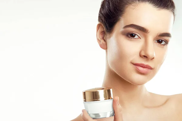 Hermosa Mujer Con Crema Facial Protección Piel Cuidado Piel Spa — Foto de Stock