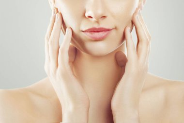 Güzellik ve Spa kavramı. Güzel genç kadın temiz taze cilt ile değmek kendi yüz ve Smiling.Facial tedavi. Kız erkek doğal Makeup.Cosmetology ile.