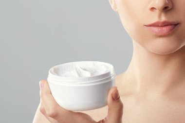 Temiz cilt şişe tutan güzel genç kadın. Güzellik yüz bakımı. Yüz tedavi. Cosmetology.Beauty ve spa.