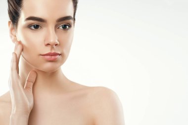 Güzellik ve Spa kavramı. Güzel genç kadın temiz taze cilt ile kendi yüz dokun. Yüz tedavi. Kız erkek doğal Makeup.Cosmetology ile.