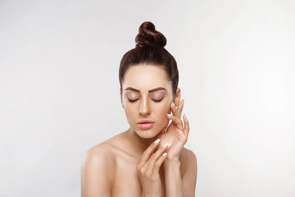 Hermosa Mujer Con Maquillaje Naturaleza Retrato Belleza Cara Femenina Con — Foto de Stock